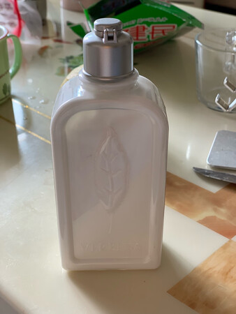 第二天就到了，很快
乳液比较稀薄，也比较容易推开，擦了之后不油，但也不会觉得干，用了一阵子发现皮肤变得还很好
味道是我比较喜欢的，淡淡的，擦了之后整个人都香香的?
东西确实很好，就是稍稍有点贵，每次又用很多，?
