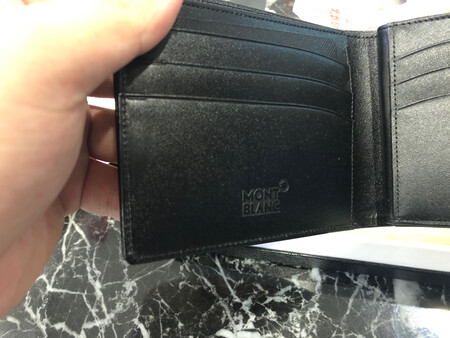 做工还行吧…但就是细节…买了两个一样型号的，一个钱包内钢印没有产地，一个表面logo标志是歪的