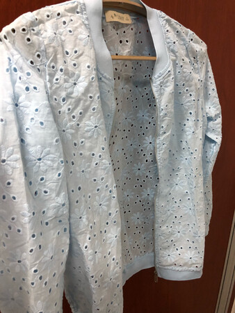 一起买了三件，这件最好看，最喜欢。衣服是棉质的面料，做工精细，尺码很合适。客服服务态度非常好?！