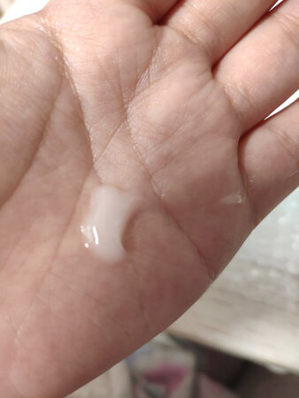 使用感受：还不错，涂抹完后稍微有点黏，白色的类似乳液，比较容易推开，国货产品不错，用一段时间再反馈，护肤需要长期坚持
适合肤质：全部
吸收效果：挺好的
保湿效果：一般晚上用
其他特色：瓶子设计不错，有质感，喜欢