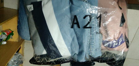 A21是大品牌，质量一直很好，值得信赖，价格也十分合理，活动优惠力度也很大，非常实惠，福袋也很便宜，在A21买过好多次衣服了，真的是非常棒的一家店。快递小哥服务态度好，非常满意的一次购物。值得购买！