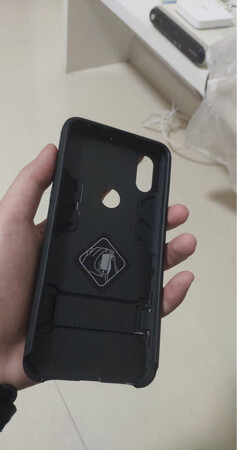 手机壳略厚重，使用时可能会显的有些笨重（手感还是裸奔最舒服???????）