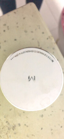 外形外观：很漂亮，大方
产品质感：闻起来很香
适合肤质：偏黄
遮瑕效果：还行
保湿效果：有点卡粉