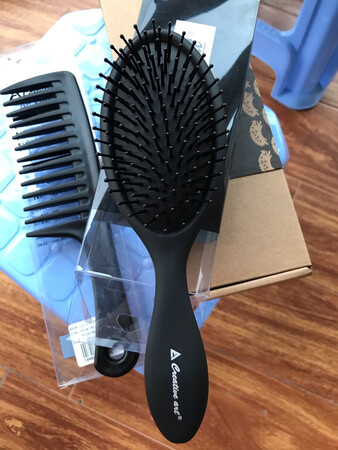梳子的质量很好，包装也很精致，个人觉得价格实惠。梳子梳头很舒服，不会挂头发，特别适合卷发、不易梳顺的发质。昨天不慎把梳子摔断了，立马京东下单一口气买了3把，虽然恰逢双十一，但京东的速度120个赞，昨天买的今天就到货了。给力！快递小哥辛苦了！