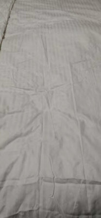 这个蚕丝被性价比很好，面料40支很舒服，两个单独的被子适合四季使用，冬天有暖气，盖四斤足够了。被子寄给我妈，她非常惊喜，在二三线城市，蚕丝被动辄就是2000起的价格，着实让人害怕。纯蚕丝没有错，外面全是长丝，里面有一些中短丝，符合产品描述，尺寸合适，很大很温暖。