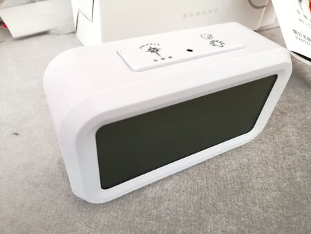 小闹钟很可爱，很精致。功能也齐全，小朋友喜欢，以后就靠它来每天叫小朋友起床了。