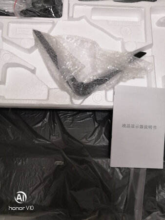 物流很快，物品包装很好，可惜打开后安装时发现显示器接口和我的电脑不匹配无法连接，是咱不懂电脑知识造成的，没办法只好选择退货，客服不错已审核通过，现正等待快递上门取货。