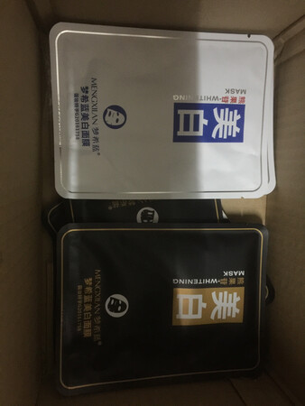 产品质感：满意。
使用感受：没有过敏。问起来也很舒适。第一印象不错。
适合肤质：我的肤质，油腻。有点干燥。
补水效果：达到了自己的要求。
贴合效果：大小适中。不过有脸大点的朋友，会感觉到比较紧凑。
其他特色：目前还没发现。