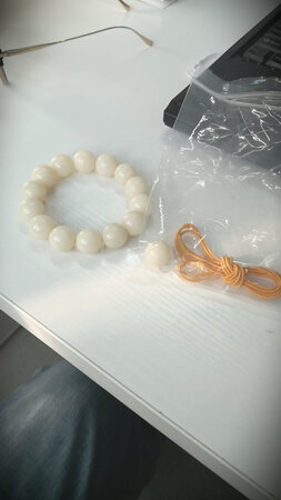 真品，珠粒圆润，店家贴心的送了手套和备用珠、线绳，服务真的很到位