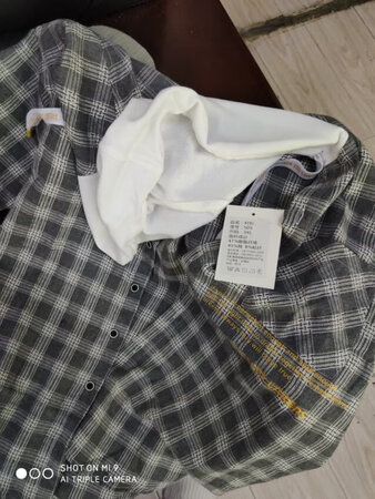 衣服收到了，感觉样式还可以衣服还行做工没那么好有线头，总的来说还行吧反正七十块钱也不能要求太好，质量就这样