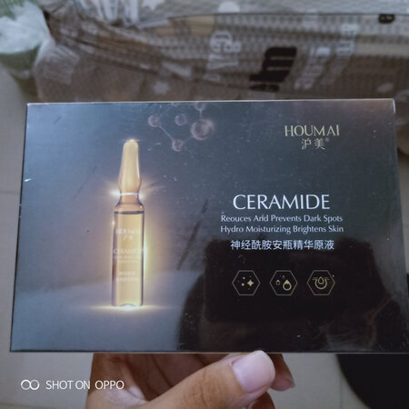 用了安瓶之后皮肤滑滑的，非常的保湿滋润，摸起来感觉脸都细腻了非常的多，我是混合性肌肤，用着很清爽，味道也很好闻，每天的早晚都在使用，期待美白效果，希望皮肤越来越好哒。