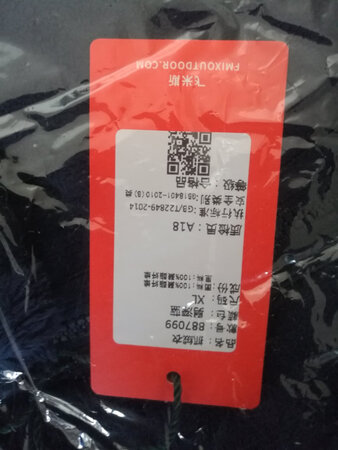 衣服比较厚实，里面是人造毛，试了一下比较轻，也比较保暖，冬天打羽毛球穿很合适。买大了一号，除了袖子长一点别的都合身，颜色也是最喜欢的深蓝色，衬得人端庄、成熟。介绍说防风，还没试。其他几件抓绒衣风一吹就透，所以买了这件，但愿有别太透风。