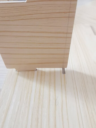 一堆木板发过来在组装过程中发现两块开孔尺寸有问题，按照示意图的二维码加好友后一直让反过来装明眼人自己看是正反问题吗？然后~客服人员直接不回复了不搭理了。产品有问题可以原谅，人员售后态度坚决不妥协，你们不容易消费者一样不容易！