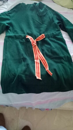 衣服是休闲款，很宽松，里面带一层薄薄的拉绒，冬天穿很不错，袖子也够长，比较适合个子高一点的女生，收到的实物颜色要比图片深一点抽腰设计比一般卫衣要更显腰身一点，但是不会寄蝴蝶结有点为难正在努力学习如何系的漂亮一些