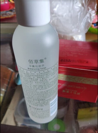 适合肤质：比较适合中性偏油性的皮肤，尤其是T区比较油腻的区域。
产品香味：产品的香淡淡的，一点也不刺鼻。
使用效果：这个爽肤水我用了多年，补水效果非常好，夏天用也不油腻，冬天用保湿效果好。
补水效果：补水效果非常好