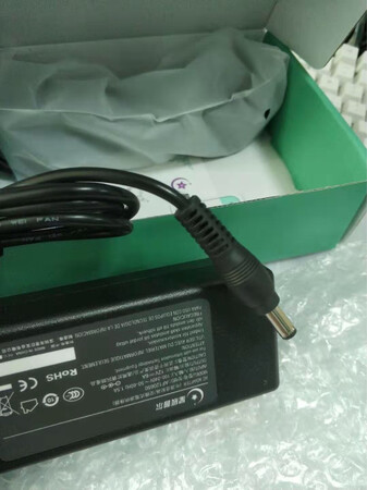 家里原带的电源适配器坏了，就网上搜了一下。收到以后，感觉质量做工什么的，都还挺不错的，而且旗舰店质量也有保证。是三相插孔，更安全。已经安装完毕，可以正常使用，物流真的挺快的，谢谢商家。