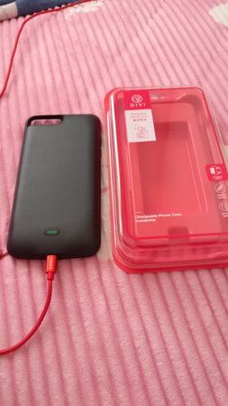 还是挺厚的，背面太素了要是有点图案什么的更好，一年质保很好