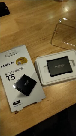 第一次买pssd，网上也查了一些东西，说这款不错，比较稳定，虽然价格比同类的高一些。买回来测试了一下，给3代pro用的，还专门升级了iPad os 13.2.2。東西小巧玲珑，随身携带方便，只有500g，附赠了两根快充线也不错，只是没有送硬盘包这种小礼物有点不好。