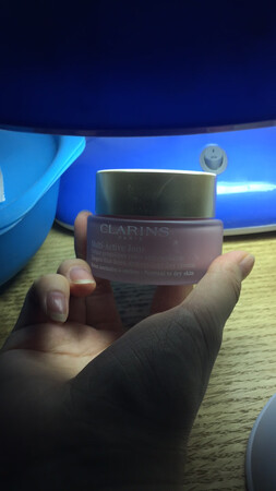 一直在京东自营买化妆品，娇韵诗也是常用的品牌，质量保证，不怕买到假货，而且价格比较划算，这款霜用着比较滋润，冬天到了，要换成滋润度好的化妆品了，娇韵诗的这款霜是不错的选择，味道也很好闻，颜色也很喜欢，淡淡的粉色，每天擦脸时看着心情都非常美丽，少女心爆棚，还会继续回购的，一直支持京东，支持娇韵诗品牌，打算双十一在疯狂购置一批