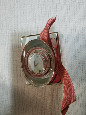 家里有好几个牌子的香水，但是这个牌子的香水还是第一次购买。虽然还没使用，但是开盖闻闻味道，舒服的不得了。首先说说外包装很紧致，香水瓶特女人味?，淡粉色的，外加瓶颈系了个蝴蝶结?，好漂亮，香味感觉甜甜的玫瑰味，我非常的喜欢。虽不知道留香时间多久，用后再来评价！下次再买送闺密。