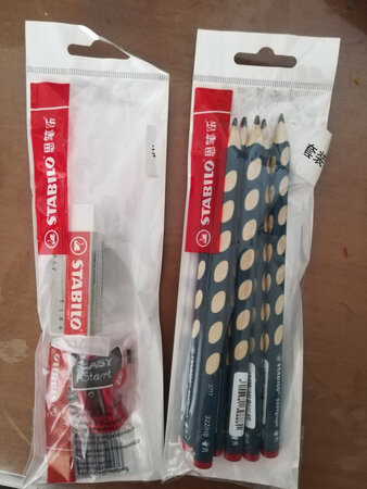 颜值包装：包装简陋，颜色可以
手感：还可以，希望能纠正小孩写字握笔习惯
顺滑程度：还没用
