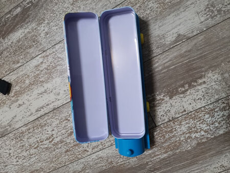质量不错，挺漂亮的，带削笔器，两层结构很实用。孩子很喜欢。