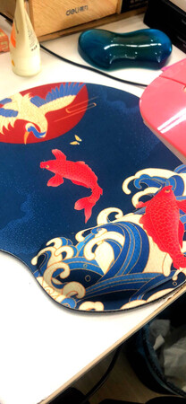 京东还是一如既往的发货快，虽然是双十一买的，但是还是保证了时效。买的鼠标垫也很喜欢，复古中国风，紧跟流行时代，手腕的地方保护的也很好。使用了很舒服，建议购买。以后还会继续支持京东，希望越做越好，也希望鼠标垫儿耐用～