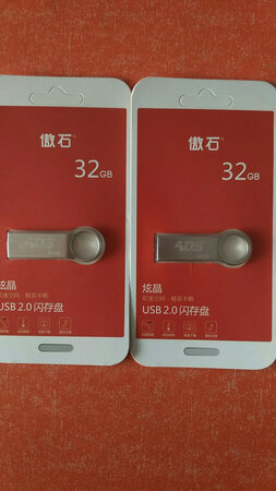 外观材质：金属外观新颖别致，可挂钥匙。
体积容量：体积小巧，易于携带。
传输速度：传输速度快，稳定可靠。
使用场景：可用于存储相片，文件，视频，做启动盘。
其他特色：价格便宜，经济。