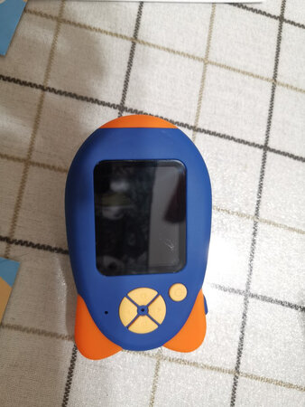 买了两部，蓝色的屏幕上有瑕疵，正在换货中……相机造型可爱，但感觉轻飘飘的，像素较低，小朋友玩应该还适合，刚刚拿着爱不释手。