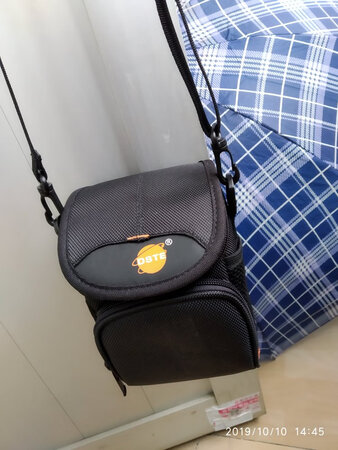 非常好的一款相机包，超喜欢。设计合理，用料实在，做工不错，防水防尘防震功能完美。想为我的尼康A1000配一个包，一直找不到合适的，这款非常好。比较宽松，主袋除了放相机，隔开一块还可以放遥控器，取用非常方便，必要时也可以放手机! 前袋可放备用电池，储存卡以及镜头纸，搽镜布等清洁工具，两侧的网袋可临时放置火车票***及景点门票等，方便查验，解放双手。双头拉链使用方便，背带质量很好。