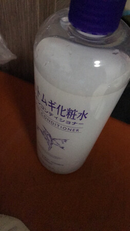 适合肤质：所有
产品香味：没有啥味道
补水效果：还可以
使用效果：便宜，随便用