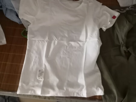 衣服很好看，很优惠，值得购买，穿起很舒适，物美价廉！