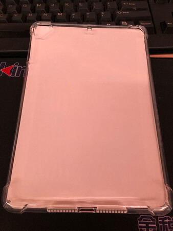 京东自营是正品够放心，快递隔天到很好的物流，京东快递小哥派件准时，包装一贯的好。这个点评晚了一些，家里是2014年买的ipad mini2，有个角已经撞凹了一些，后悔没有早买，这个保护套尺寸很合适，四角的保护很好，全透明，材质偏硬防撞应该很好。