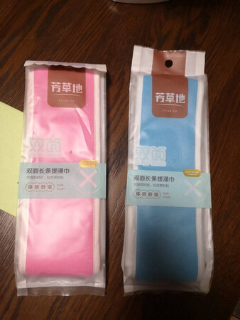 搓澡巾很好 质量没问题，用着非常的舒服，一个人就可以搓扁全身 简直太美了 比单手搓澡巾强大多了，推荐大家购买呀 半价购入的 十分强大 这个是和蒸锅凑单买的 家里正好缺个搓澡巾 马上就下单了 大家赶紧买吧