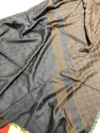 一次买了两条围巾?这条不是太好配衣服