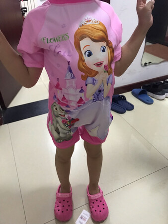 孩子穿上合适！图案也很好！是迪士尼正品！京东购物又快又好！