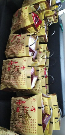 1.产品丰富，200块钱能买一大袋的零食，可以吃很久了，喜欢吃甜食的可以买，送礼也ok，分量足，我主要是负责采购的，发给员工都还挺满意的。2.我是公司给员工买的中秋节礼品，商家给到了优惠，因为寄快递比较麻烦，要寄很多地方，货也要分装很多，商家都没有搞错，也很负责，有什么问题~也回得快，购物体验很不错3.最后发票开错了，一天的时间就帮我处理到位了，效率很高，确实还不错，点赞!