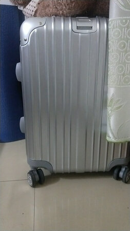 十一出去玩的时候已经用过一次了，感觉非常不错，箱子里面的内衬质感非常好，价格也很合适，物美价廉非常值得购买。物流还是一如既往的快，第二天就送到了，感谢快递小哥的辛苦付出。客服态度也是非常好，我说贴纸不好看，客服小姐姐还答应说来了新的贴纸给我寄过来。总体来说非常满意，以后会继续支持的，祝店家生意兴隆，越来越好！全五分好评！