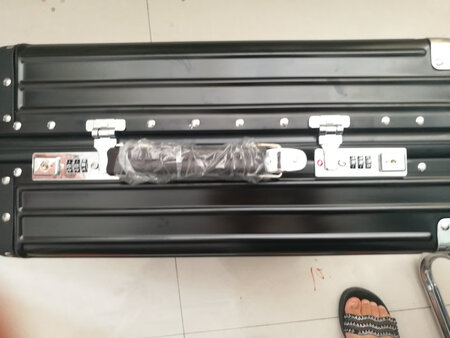 箱子到货速度很快，京东快递服务很好，小哥非常热情到位。人生的第一个拉杆箱，打开包装，箱子做工精细，箱体全铝合金的，很结实，坐在箱子上也没有任何的变形，比超市里卖的拉杆箱好的太多！物美价廉，值得拥有！好评！