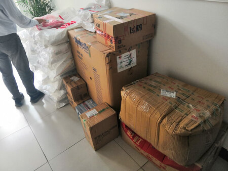 因为刚入住，需要采购的东西特别多，生活洗漱用品，床单被褥枕头，锅瓦瓢盆，办公清洁等等，一下子买了很多东西。这些东西其实采购量挺大的，本来想在县城里面买，一是没时间，二是东西比较杂，把整个县城转过来也不一定能买齐，就直接在京东下单了，也不费时间，到的也挺快，想买的都有，挺好