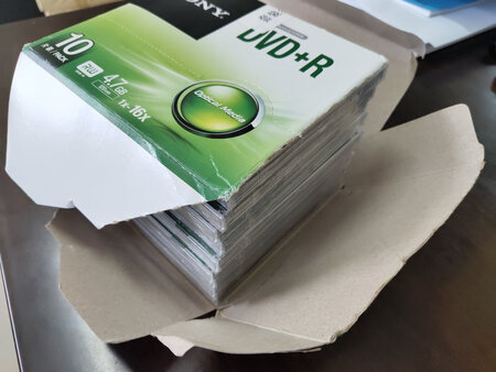 外包装盒很旧，而且全散开了，也不知道盘片能不能用