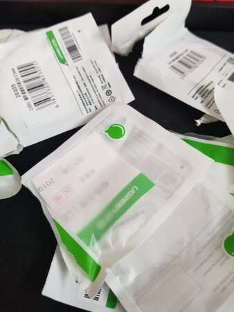 商品收到了，外观感觉可以能接受，用在电视音频输出蓝牙发射器前端，很好用，交流噪音听不到了，满意五星好评！ 京东物流非常快！
磁环又称铁氧体磁环，是电子电路中常用的抗干扰元件，对于高频噪声有很好的抑制作用，一般使用铁氧体材料（Mn－Zn）制成。
磁环在不同的频率下有不同的阻抗特性，一般在低频时阻抗很小，当信号频率升高磁环表现的阻抗急剧升高。
大家都知道，信号频率越高，越容易辐射出去（要买优质的电脑机箱也是要减小电磁泄漏），而一般的信号线都是没有屏蔽层的，那么这些信号线就成了很 好的天线，接收周围环境中各种杂乱的高频信号，而这些信号叠加在本来传输的信号上，甚至会改变原来传输的有用信号。那么在磁环作用下，使正常有用的信号很好的通过，又能很好的抑制高频干扰信号的通过，而且成本低廉。