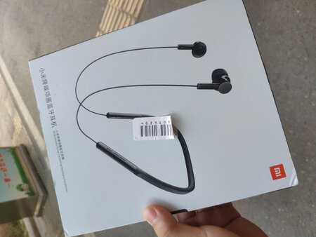 给客服豹子一个好评     耳机还行