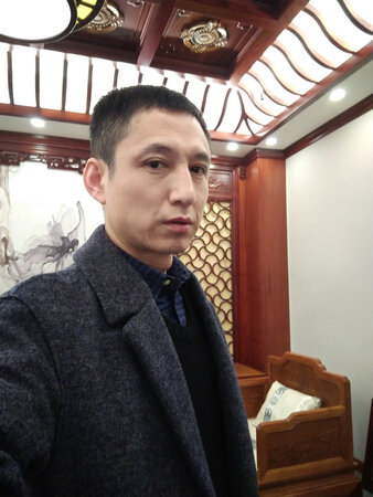 包装很棒，一个大方盒子衣服不皱，厚度适中，设计合理穿上合身，面料烧了一下确实有羊毛，做工好，现在有返现活动物超所值