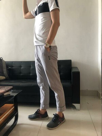 面料是纯棉的！不会起球不褪色，而且不粘毛，穿上感觉挺舒服的，也很合身，有质地穿在身上很帅气不显庸俗，看起来很高档