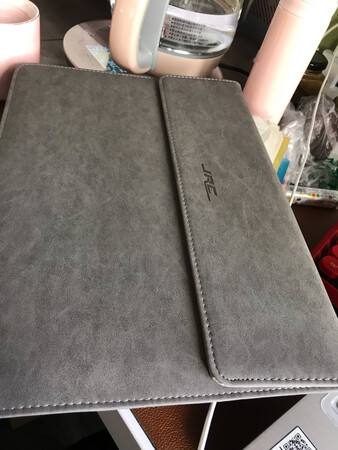 产品包装：产品包装很精致，
材质做工：手感很舒服，联想小新13.3刚好装进去；
外观设计：外观大气，颜色我很喜欢
使用效果：非常喜欢，电脑也能装进去，再也不怕电脑摔叻