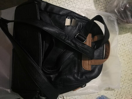 外出旅游想买个双肩包，网上也看了好多，最终选了他家的包包，小口袋比较多，拉链装饰头我喜欢，说是真皮的，我也无法判断，就是这次快递时间太长了，有一周，而且运输过程店家没有任何显示，只表示已寄出，还有这个包的双肩背带比较勒肩，东西装的也没太满，，肩膀痛！