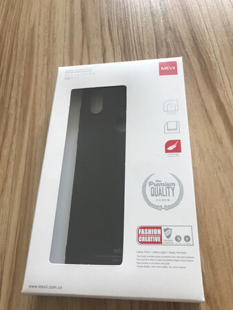 买的手机还没发货，不知道套上效果如何，壳子摸着质感还不错。快递小哥送货上门，不是那种电话不打信息不发直接放快递柜那种，给小哥点个赞。
