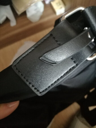 外观颜值：小合适，样式也符合个人审美 
材质手感：包包很厚实
容量空间：非常合适
做工细节：做工精致