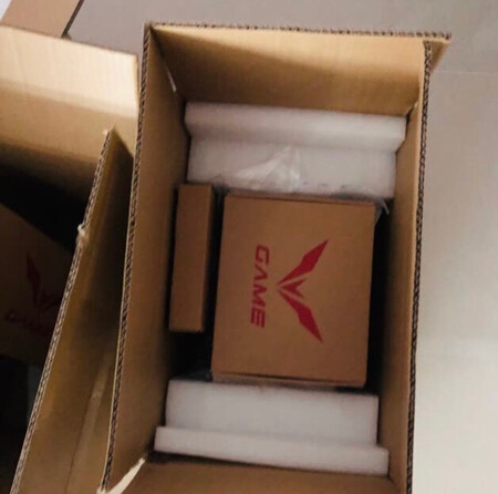 第一次在网上买电脑 物流非常快，第二天就到货了，电脑运行速度很流畅，非常值得买的一款主机。小秋的服务非常好。